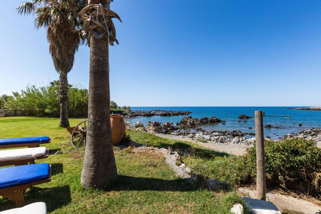 Villa Proto Helidoni - A cozy beachfront Villa Petres  Exteriér fotografie