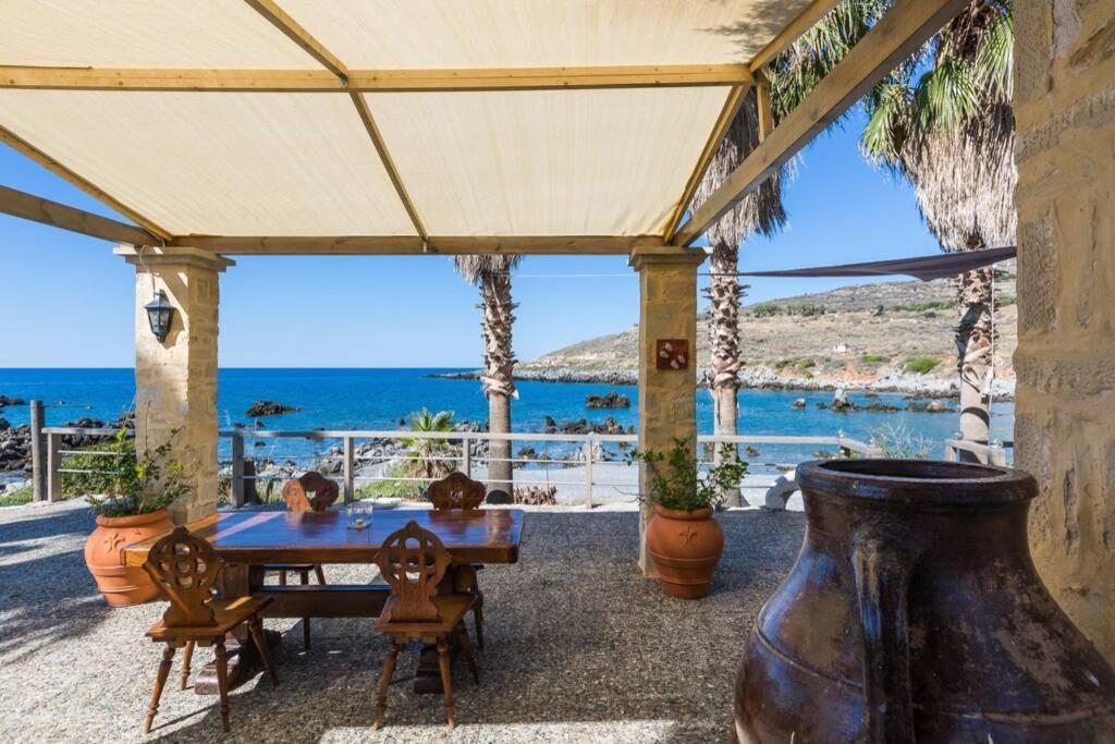 Villa Proto Helidoni - A cozy beachfront Villa Petres  Exteriér fotografie