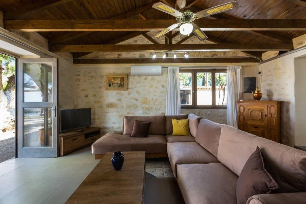 Villa Proto Helidoni - A cozy beachfront Villa Petres  Exteriér fotografie